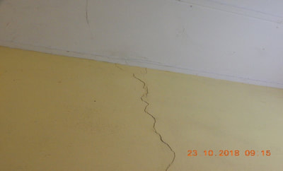 vertical crack on wall